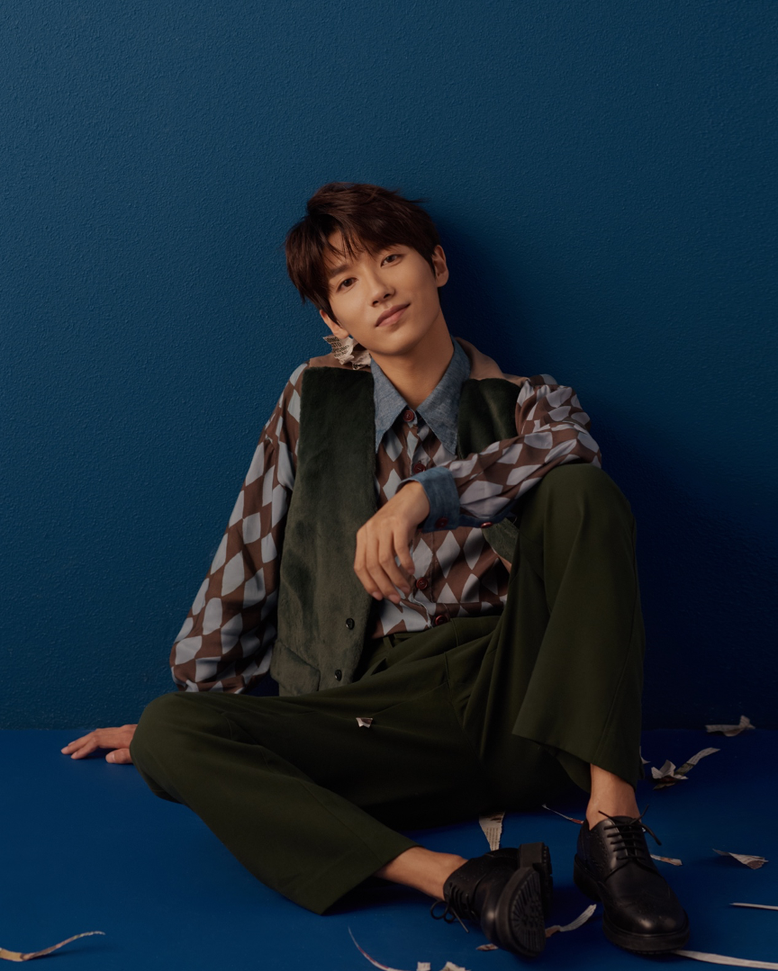 贾征宇最新写真来袭 复古穿搭演绎摩登风范