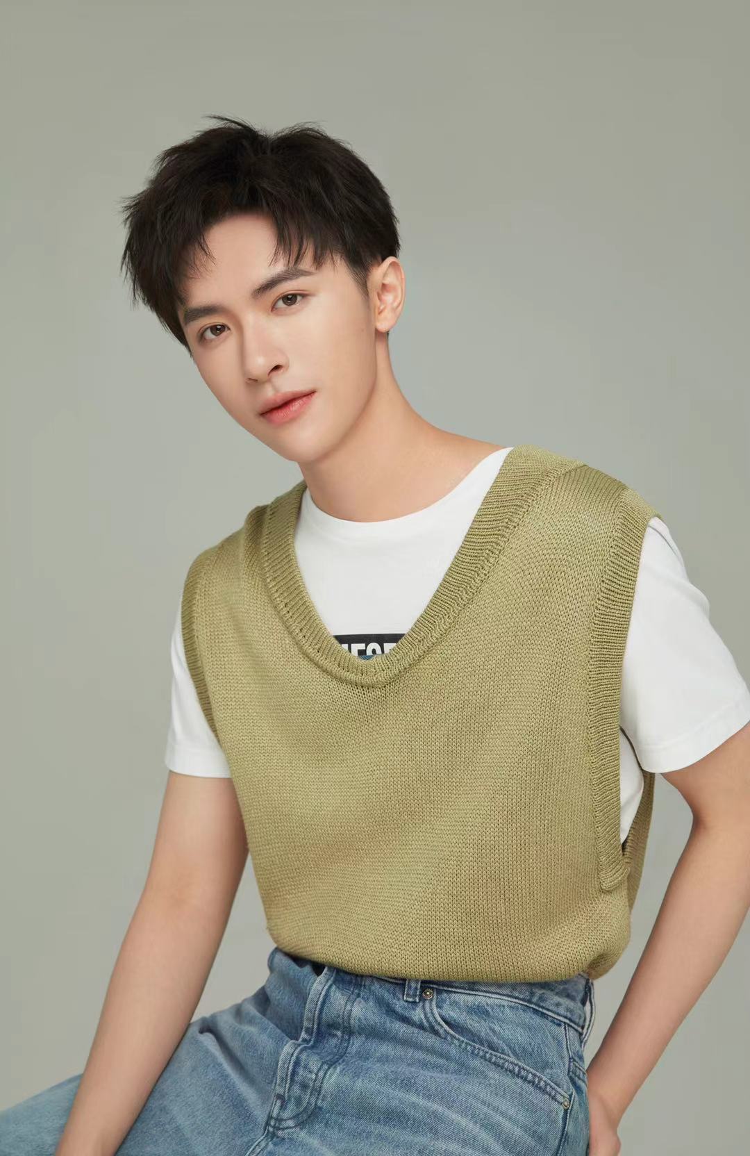 张逸杰少年感写真曝光治愈笑容展现青春魅力