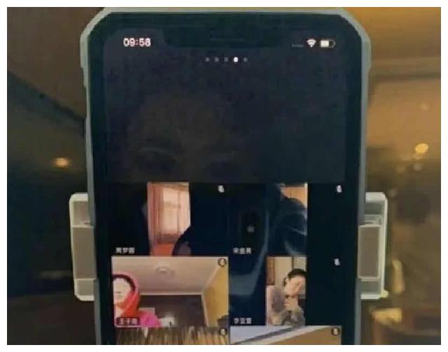 王俊凯上网课并未露脸，粉丝是如何认出的？因为一个物件休闲区蓝鸢梦想 - Www.slyday.coM