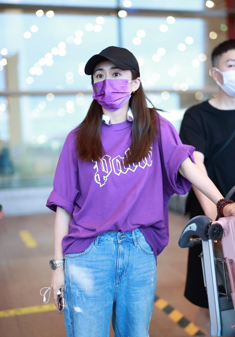 刘芸紫色短t搭牛仔裤现身机场,戴棒球帽简单率性,清爽帅气_高清图集