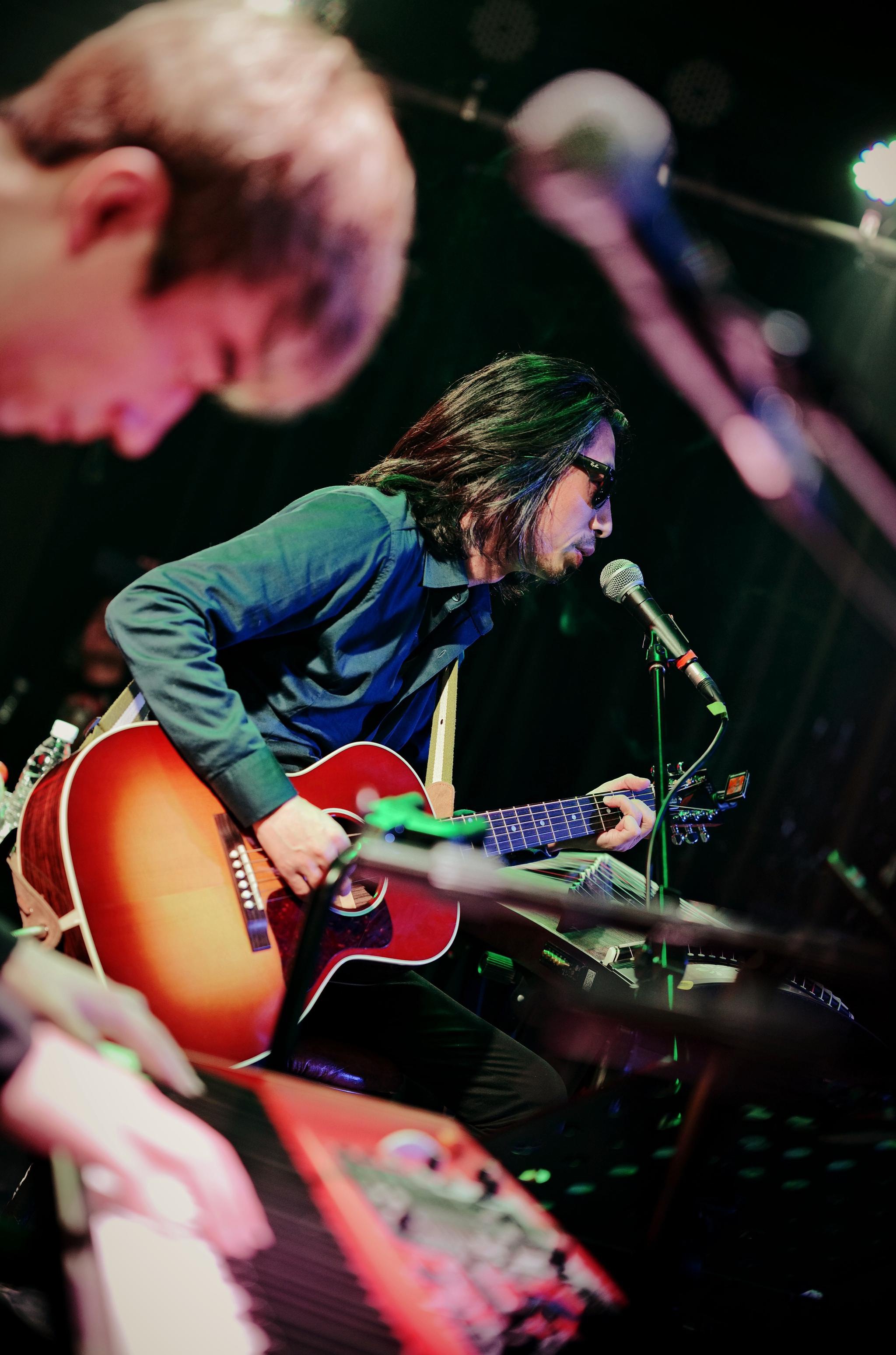 谢天笑唱谈见面会用木吉他伴奏,送大葱引发乐迷骚动