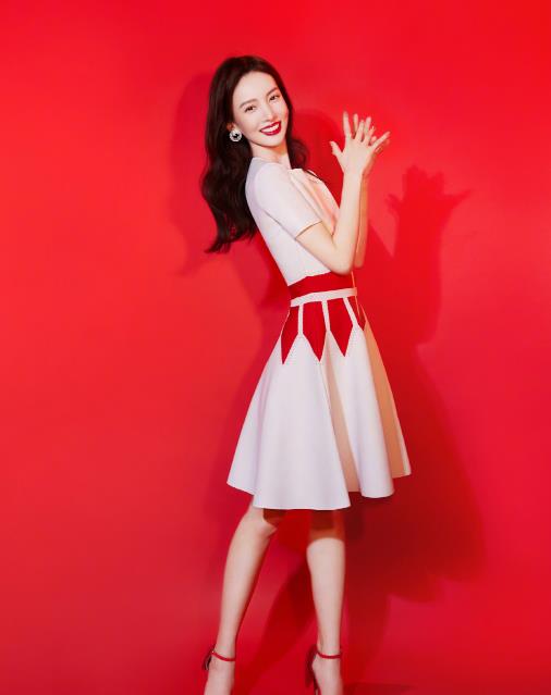 金晨亮相元宵晚会穿一万多的白色短裙很减龄玩转拼接撞色