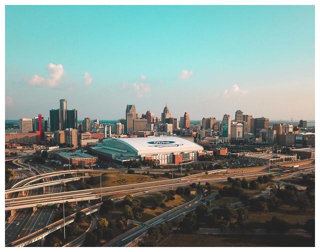 底特律,一座闻名世界的"汽车城",由辉煌走向没落