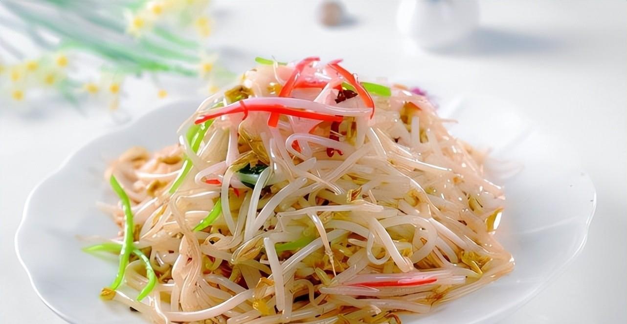 料:绿豆芽,干辣椒,食用油,小米辣,白醋,盐,葱,姜,蒜做法:1,准备好所有