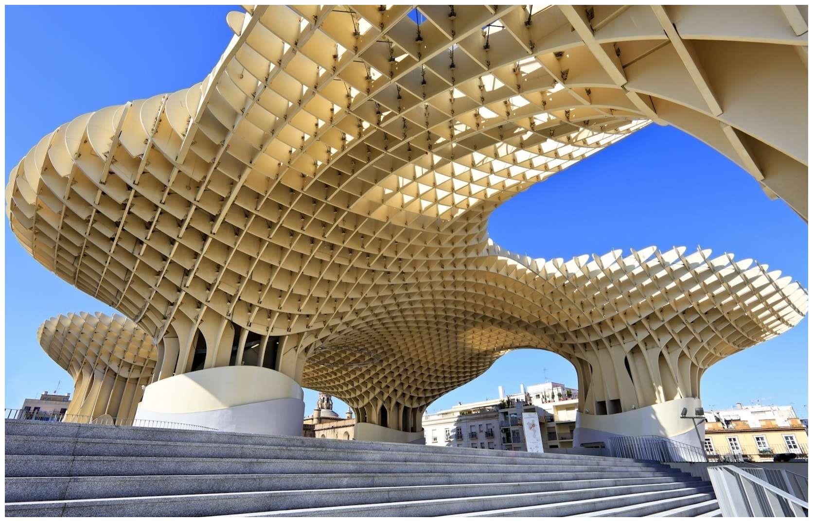 造型奇特的地标建筑,一到晚上便光彩夺目,当地人对此颇为看重