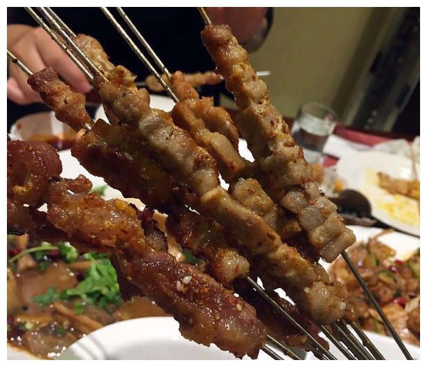 3个人吃烧烤,点14串烤串店家却上121串,网友:明显碰瓷