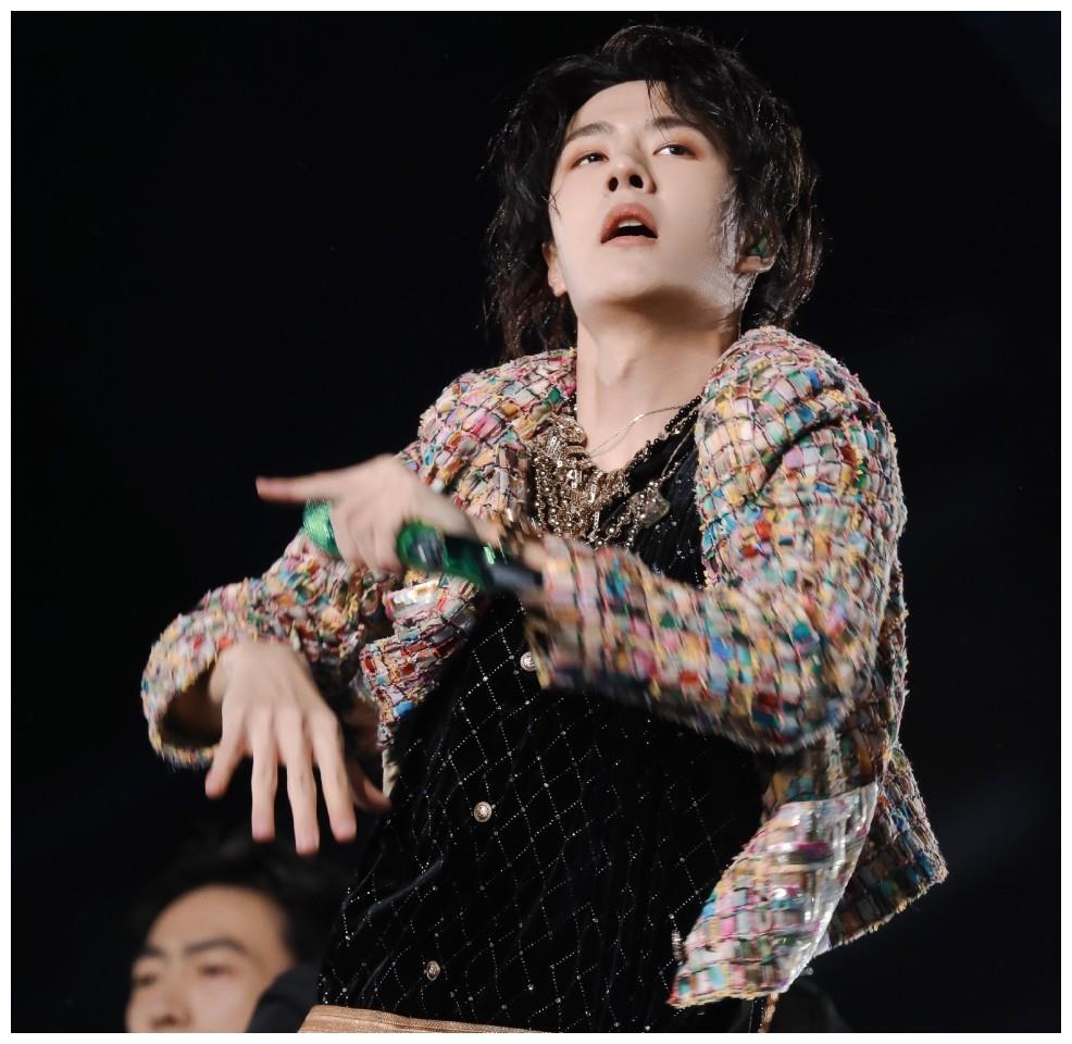 王一博身穿tike孤品官方秒认领吊威亚出场霸气难当