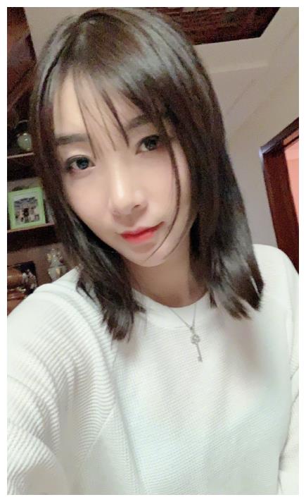 直播忽然中止?"叶子"因家事暂时告别,斗鱼女神在线催债?