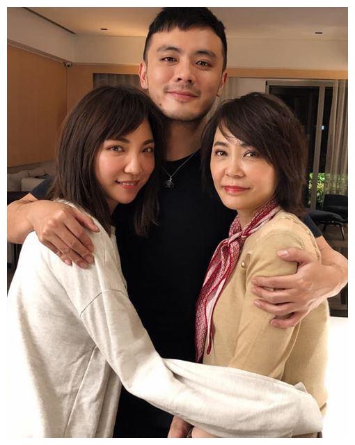 据了解高隽雅虽然和陈子豪分手,但却并不影响两家人以后的相处.