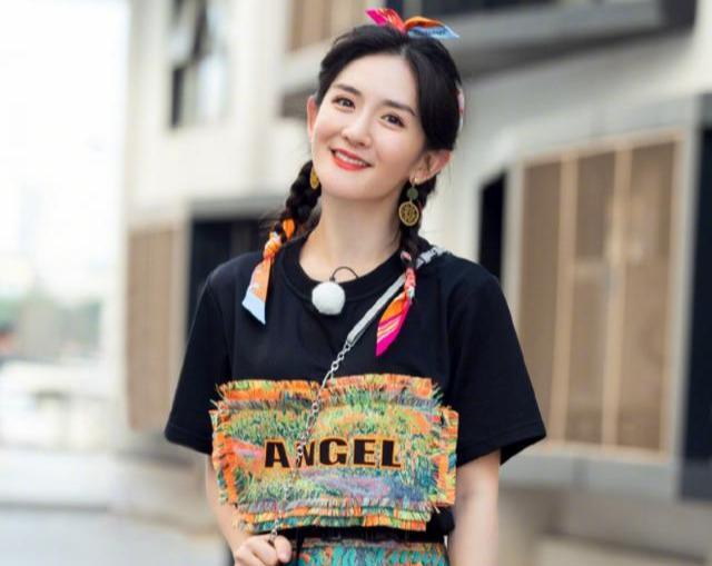 四十多岁的女人别总披头散发,试试谢娜这4款编发,减龄还显气质