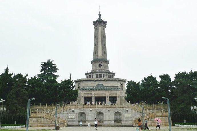 主要景点有:年嘉湖,烈士塔,湖心岛,迎丰桥,风雨桥,纪念堂等.