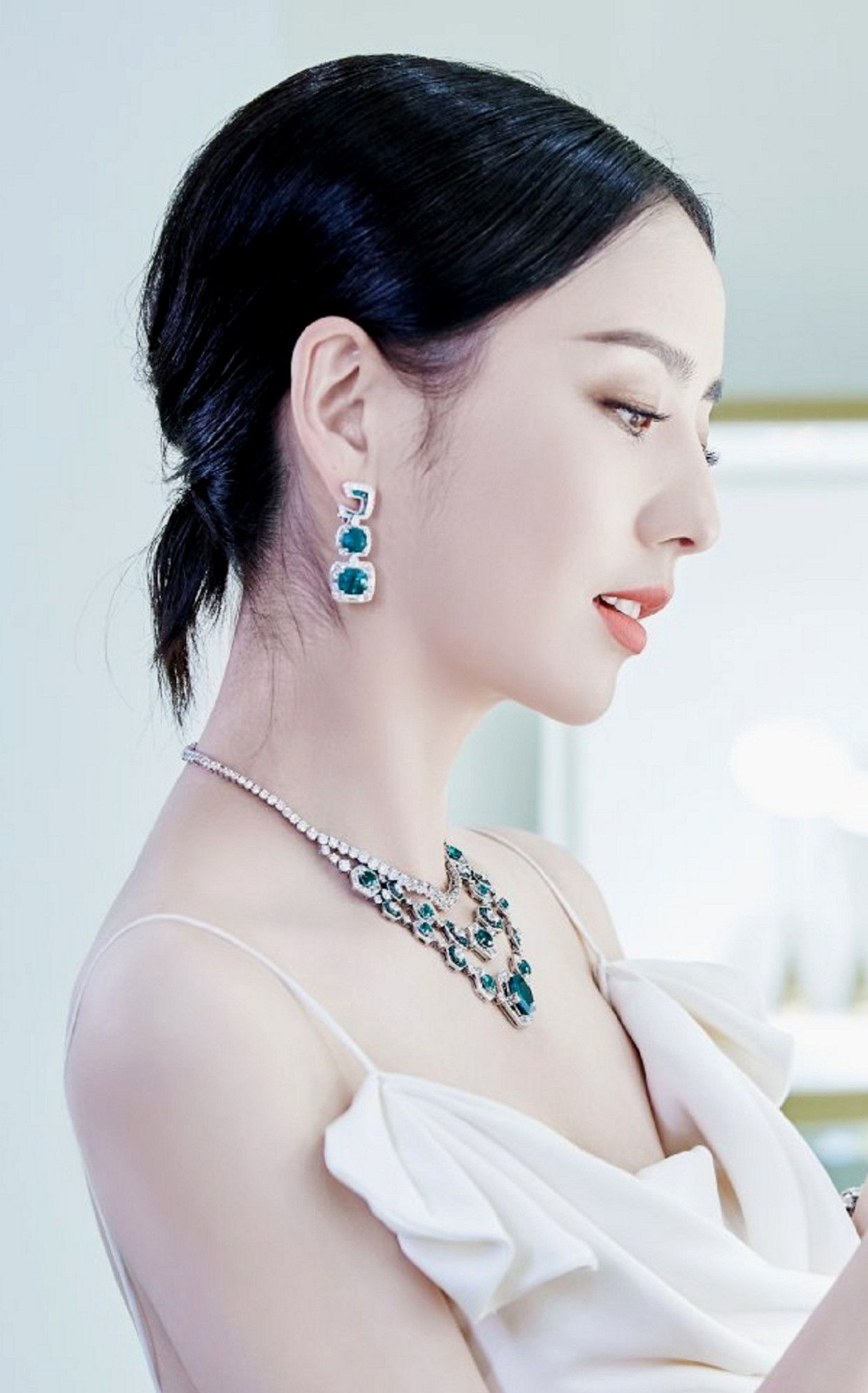 图一是女神佟丽娅,戴项链的样子,女人味十足!