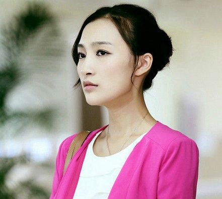 1 / 8 曲双双,实力演员常铖妻子,外形甜美可人,优雅婉约!