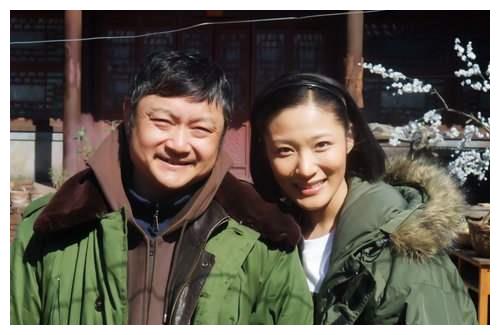 欧阳奋强女儿中戏毕业,一家三口罕见同框,女儿长得和妈妈太像了