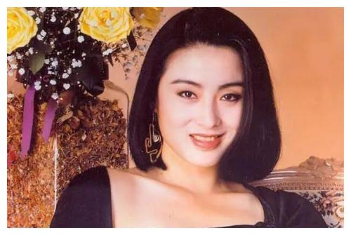 出道疑被包养,搭戏刘德华,周星驰,52岁的张敏现状如何了?