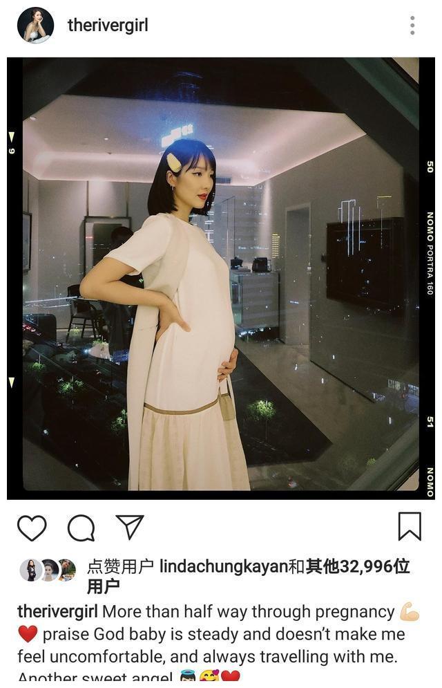 王祖蓝一家出行,女儿追逐小猫超可爱,李亚男挺孕肚跟拍画面温馨