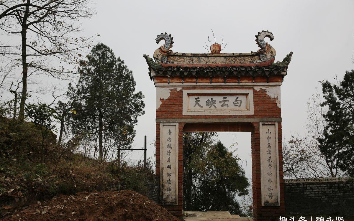 陕南佛教圣地白云寺云端上的千年古刹极目远眺瀛湖尽收眼底