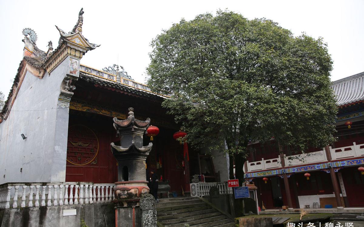 去安康游瀛湖,当地人都说应该去看看瀛湖边天柱山之巅的白云寺,安康