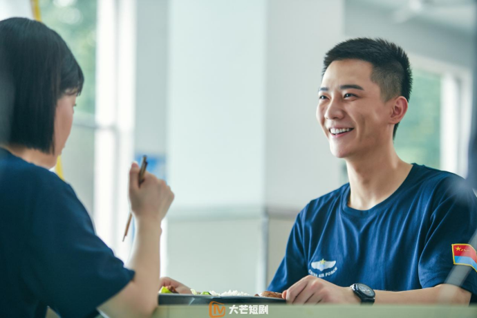 空军校园题材短剧《轰炸天团》今日开播