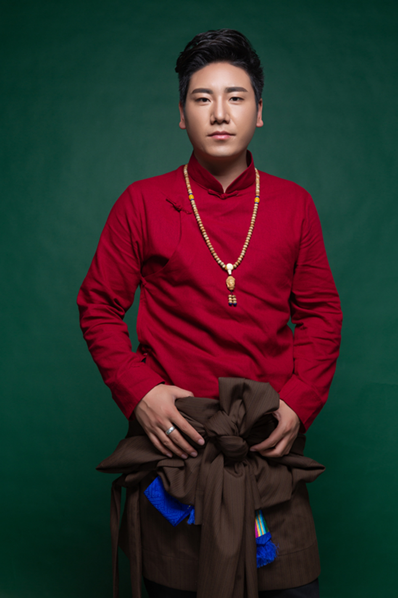 歌手年才让搭建爱心助学桥梁 恩师含笑助力同行|桥梁|山区|甘萍_新浪