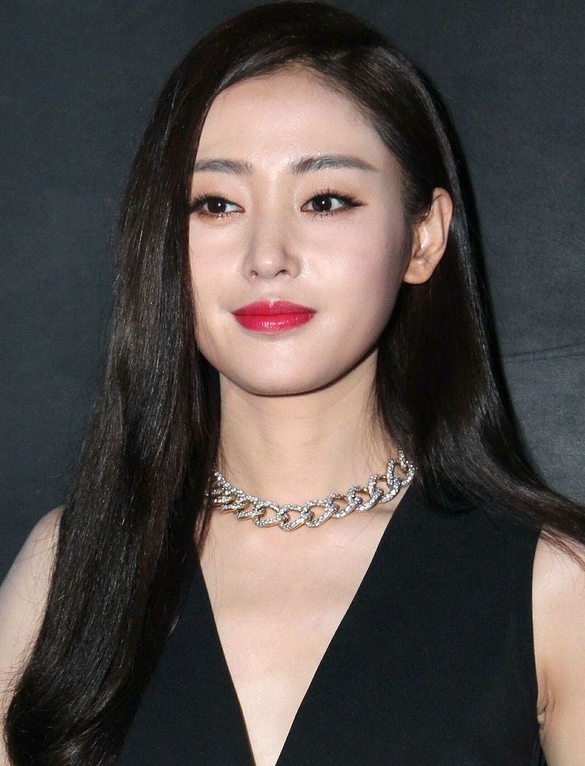 明星美照:图一张天爱身穿黑色礼服,红唇吸睛,颜值在线!