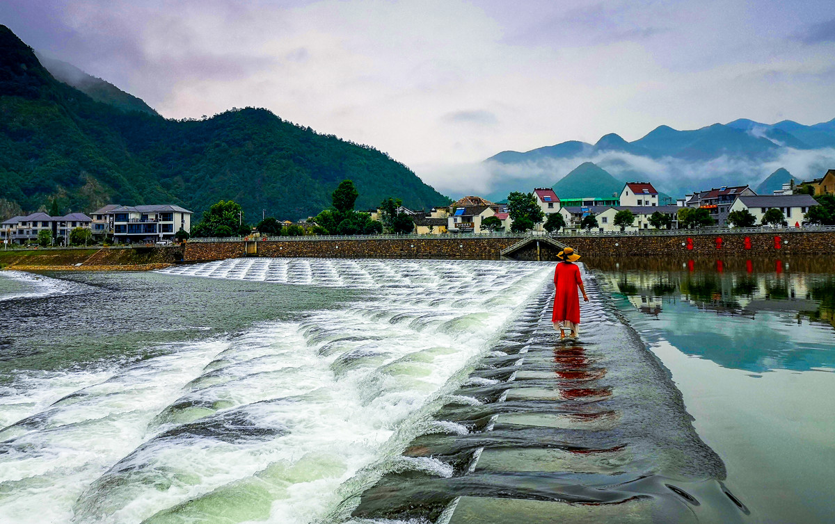 走进富阳龙鳞坝景区,大坝宛如龙鳞舞动,造型别致__财经头条