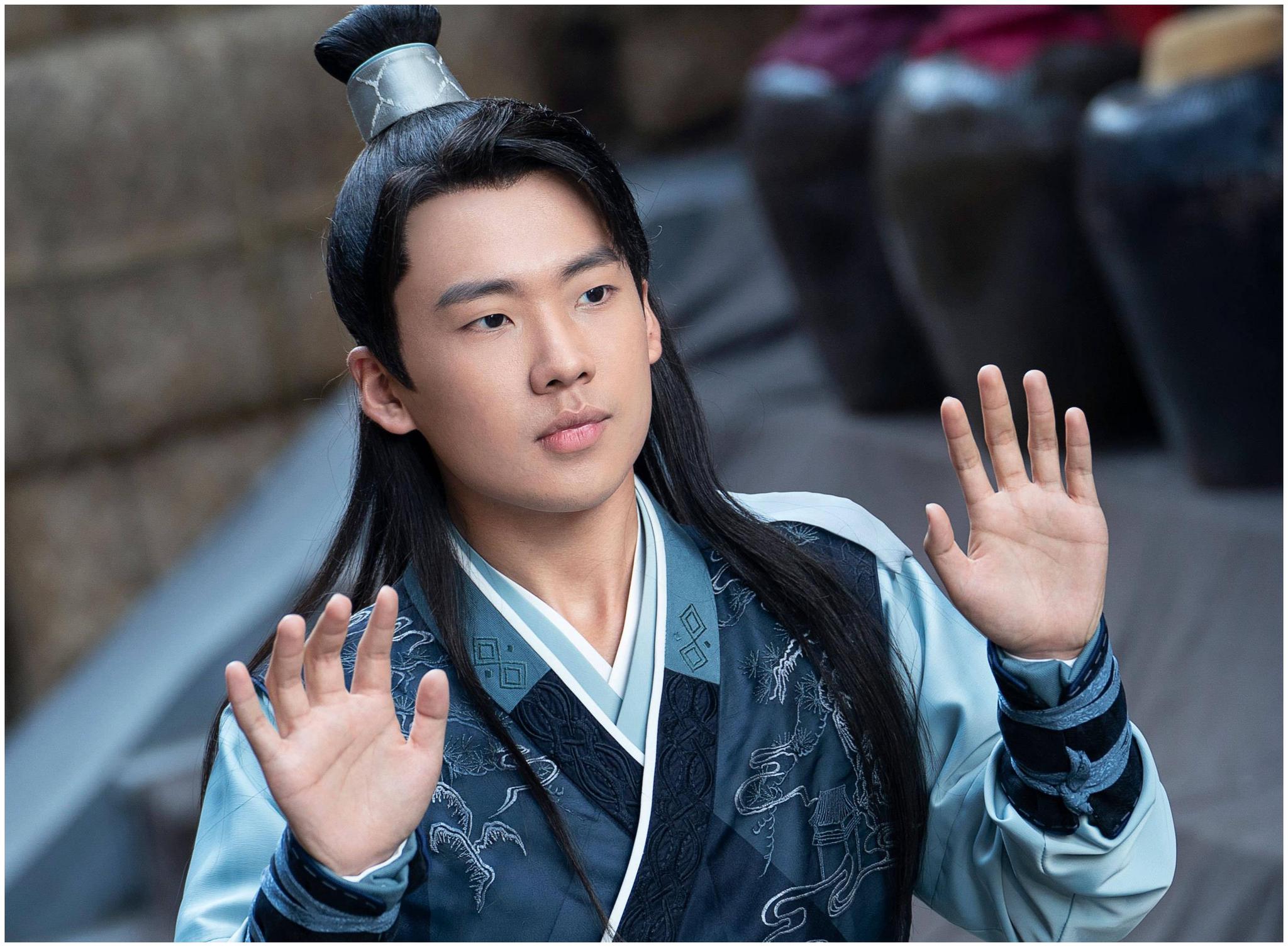 因拍绑架戏宋轶被男演员舔耳朵赘婿导演和编剧被吐槽猥琐