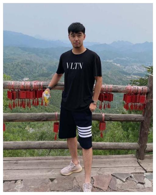 国乒队员闫安秀恩爱与女友浪漫游小镇网友美颜有点过了