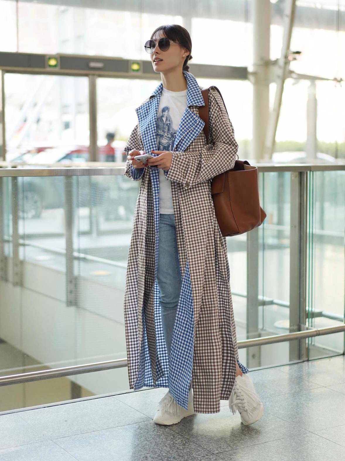 贾静雯罕见这么飒穿军绿色风衣配过膝长靴时尚大方太减龄