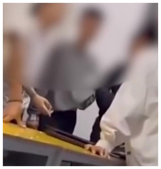 “我让你收了!”河北一大学学生干部嚣张查寝,涉事学校回应休闲区蓝鸢梦想 - Www.slyday.coM “我让你收了!”河北一大学学生干部嚣张查寝,涉事学校回应休闲区蓝鸢梦想 - Www.slyday.coM