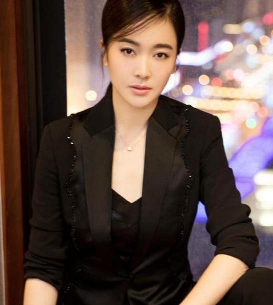 43岁左小青简直太惊艳了一身黑色西装尽显优雅气质