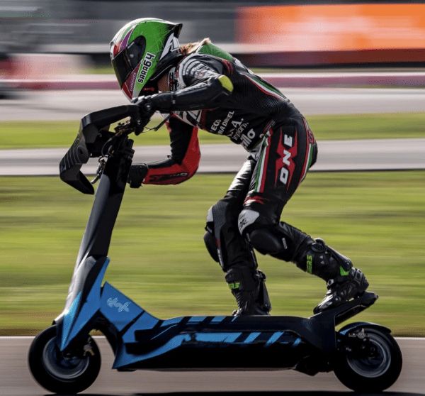 能跑100kmh的电动滑板车赛事明年开跑