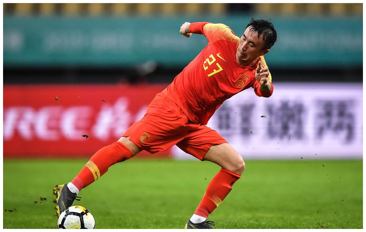 拿顶薪娶娇妻,被球迷称为"白斩鸡"的国足球员,活出了人生真谛