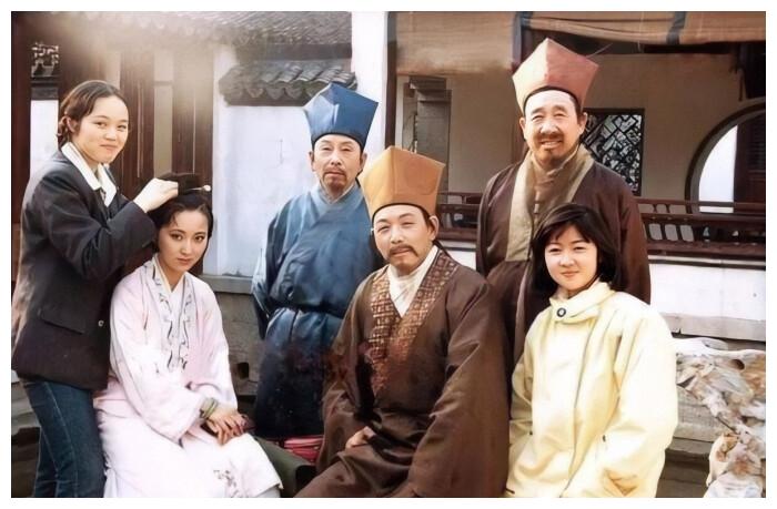 87版《红楼梦》幕后花絮:化妆师给演员现场化妆补妆,好认真