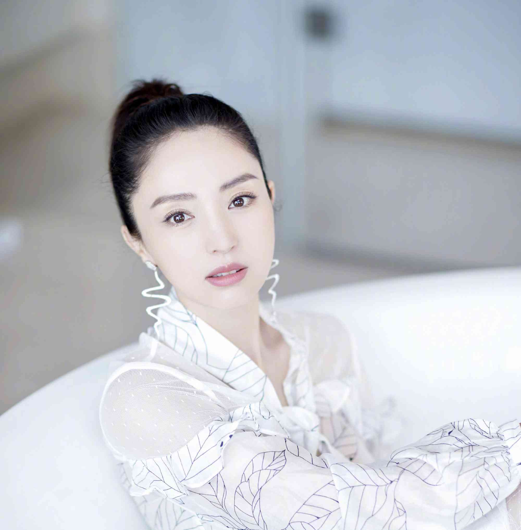 董璇年过四十依旧清纯藏蓝短款风衣配牛仔短裙侧影文艺知性