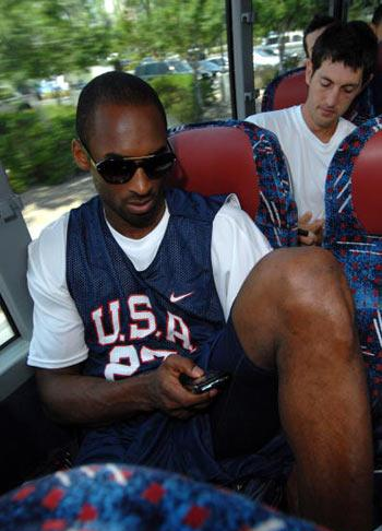 nba巨人都怎么玩手机?奥尼尔像在搓麻将,詹姆斯拿的小屏手机吧