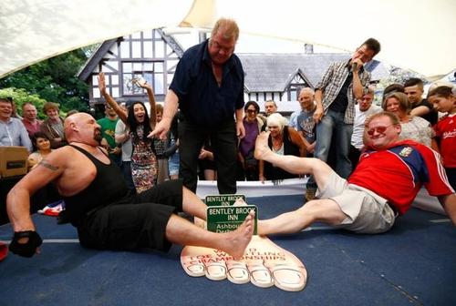 相册故事你见过掰脚腕比赛吗