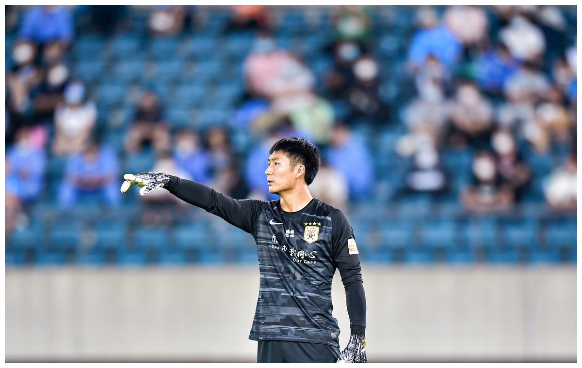 王大雷霸气可比热刺洛里,指挥防线助攻传球,韩镕泽气质就差很多