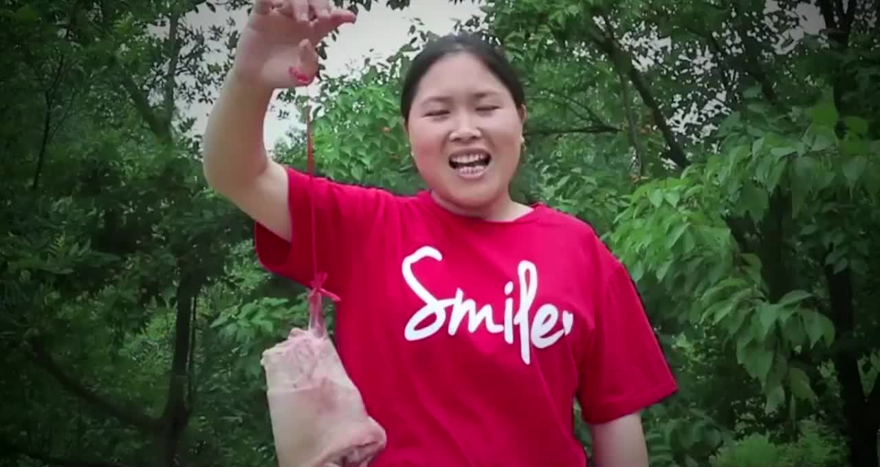 大洋干完活回家胖妹卤肘子啃成小花猫大洋直呼胖子变可爱啦