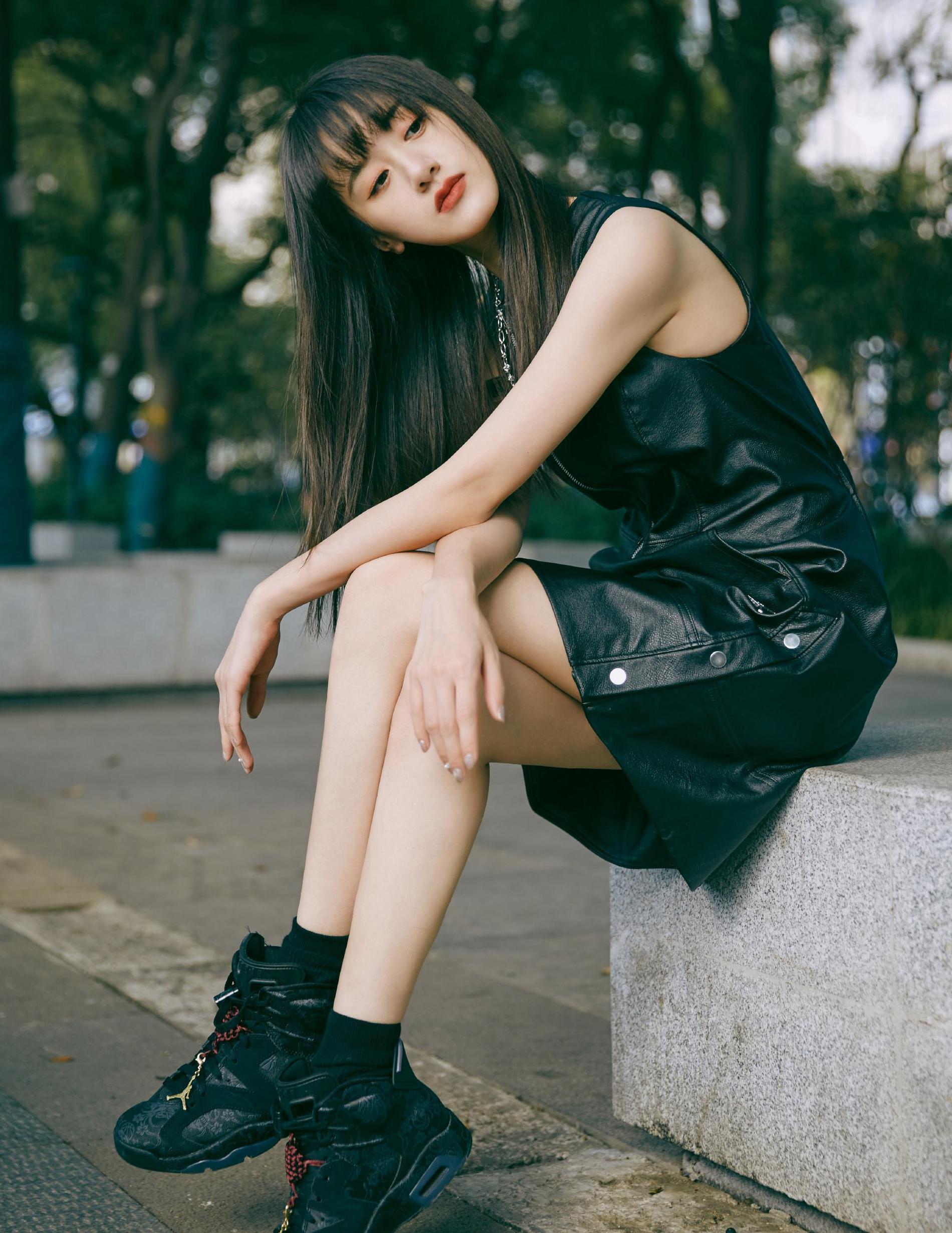袁冰妍乖乖女走狂野风,黑色背心皮裙配黑色高帮运动鞋,又飒又美