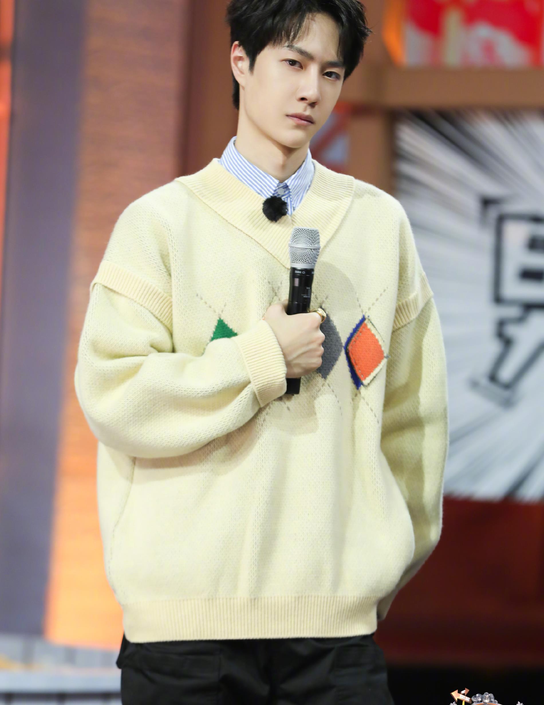 王一博穿着大家希望的半永久毛衣,今晚天天向上不见不散哦|王一博