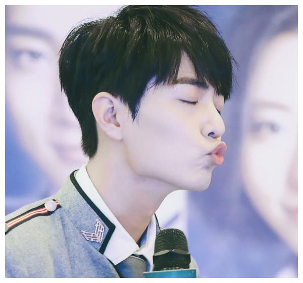 看到他"噘嘴"的那一刻,网友:我心化了