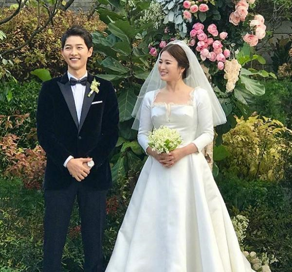 而还有人提议,也可以把先前撕破脸的安宰贤前夫妇也同请来.