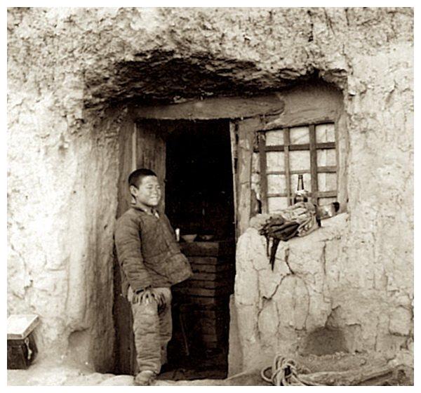 1939年山西临汾老照片住在窑洞中的贫困人家生活全记录