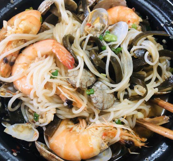 会上瘾的蒜蓉花甲米线