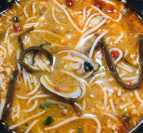 会上瘾的蒜蓉花甲米线