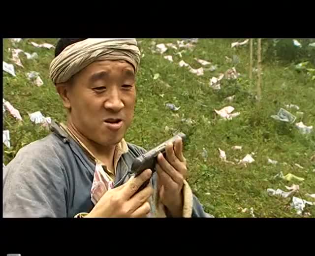 王保长新篇:潘驼背捡钱,却捡到一把枪,拿起摆弄,不料走火了