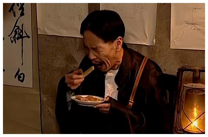 他不是科班出身,没有接受过专业的学习,但是,颜冠英却能很好的诠释