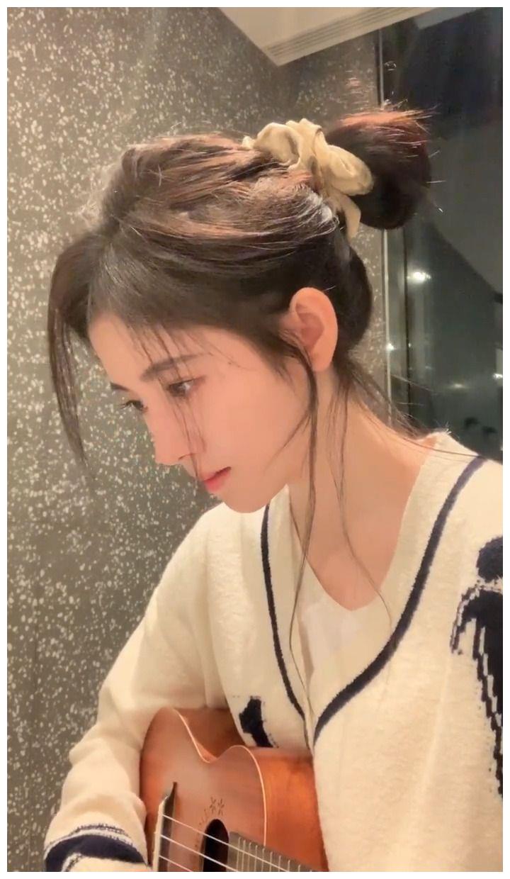 鞠婧祎将长发扎起来后,练习尤克里里,没开滤镜的颜值很真实