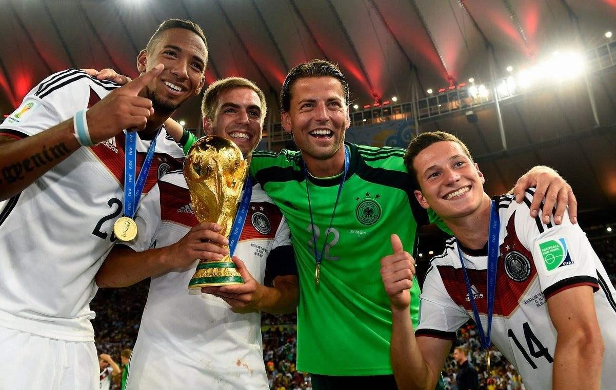 贝肯鲍尔第3次参加世界杯大赛,率领德国队夺世界杯冠军